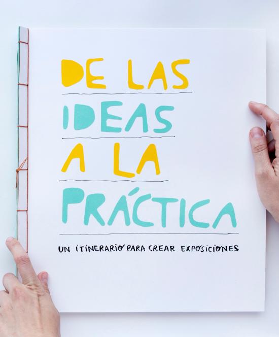 Manos sostienen libro en cuya portada se lee: De las ideas a la práctica. Un itinerario para crear exhibiciones