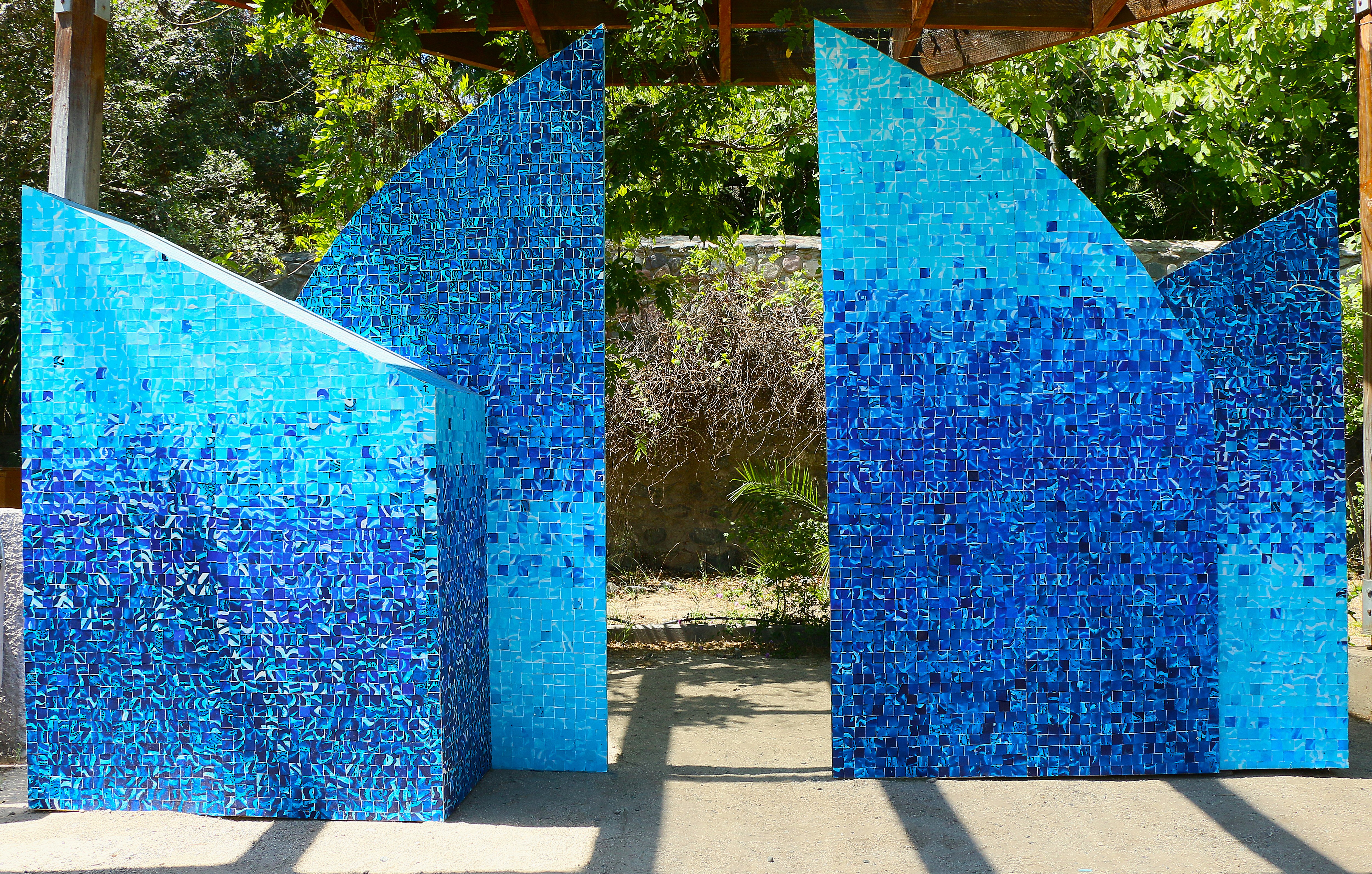 obra dispuesta bajo la pérgola en medio del jardín poético del museo