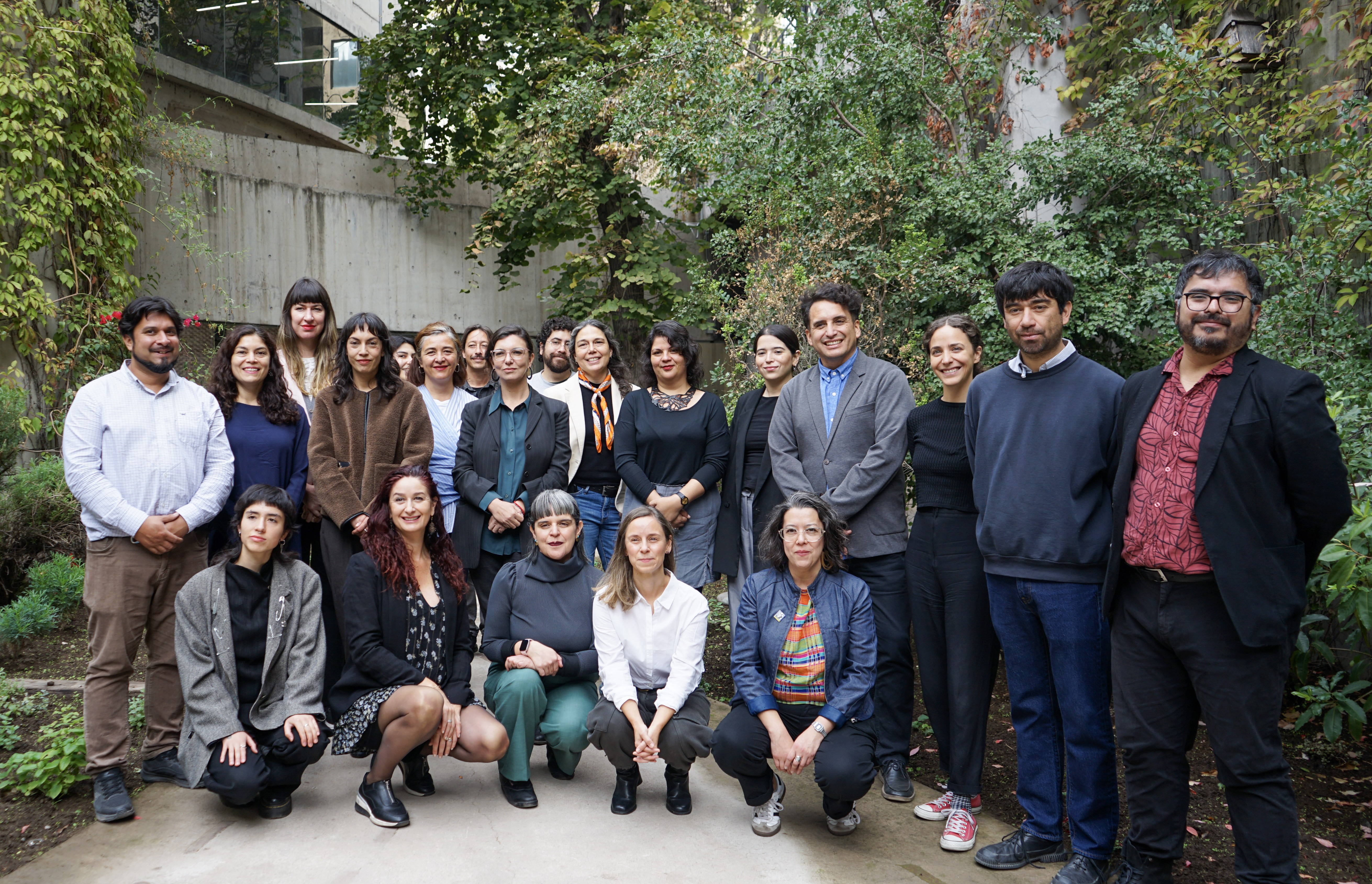 Foto grupal de personas participantes en la firma del acuerdo Más Museos