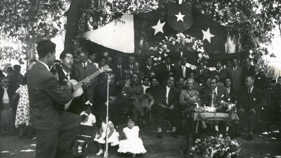Homenaje en la plaza de Armas de Vicuña, 1954. Homenaje en la plaza de Armas de Vicuña, 1954.