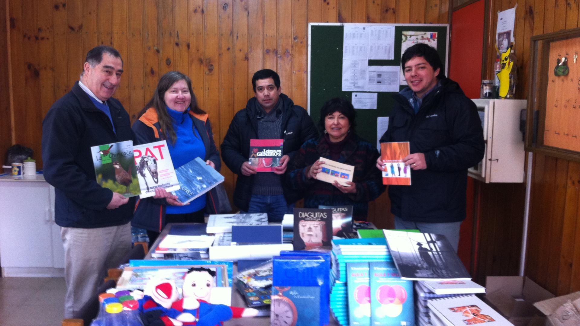 Estudiantes y docentes de la Escuela, junto a Gabriela Alt del departamento educativo del Museo de Niebla, recibiendo el material.