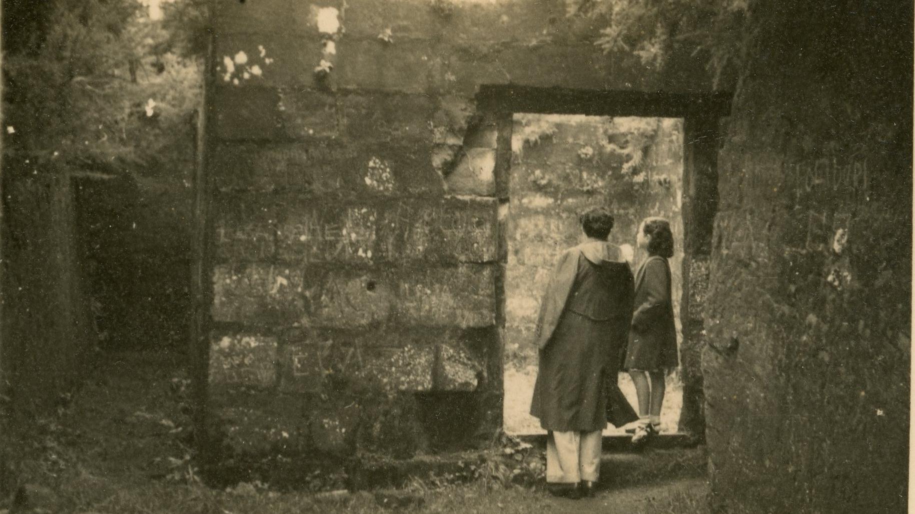 Visitantes en el Polvorín del Castillo de Niebla. Año 1950. Donante Rossana Mancini.