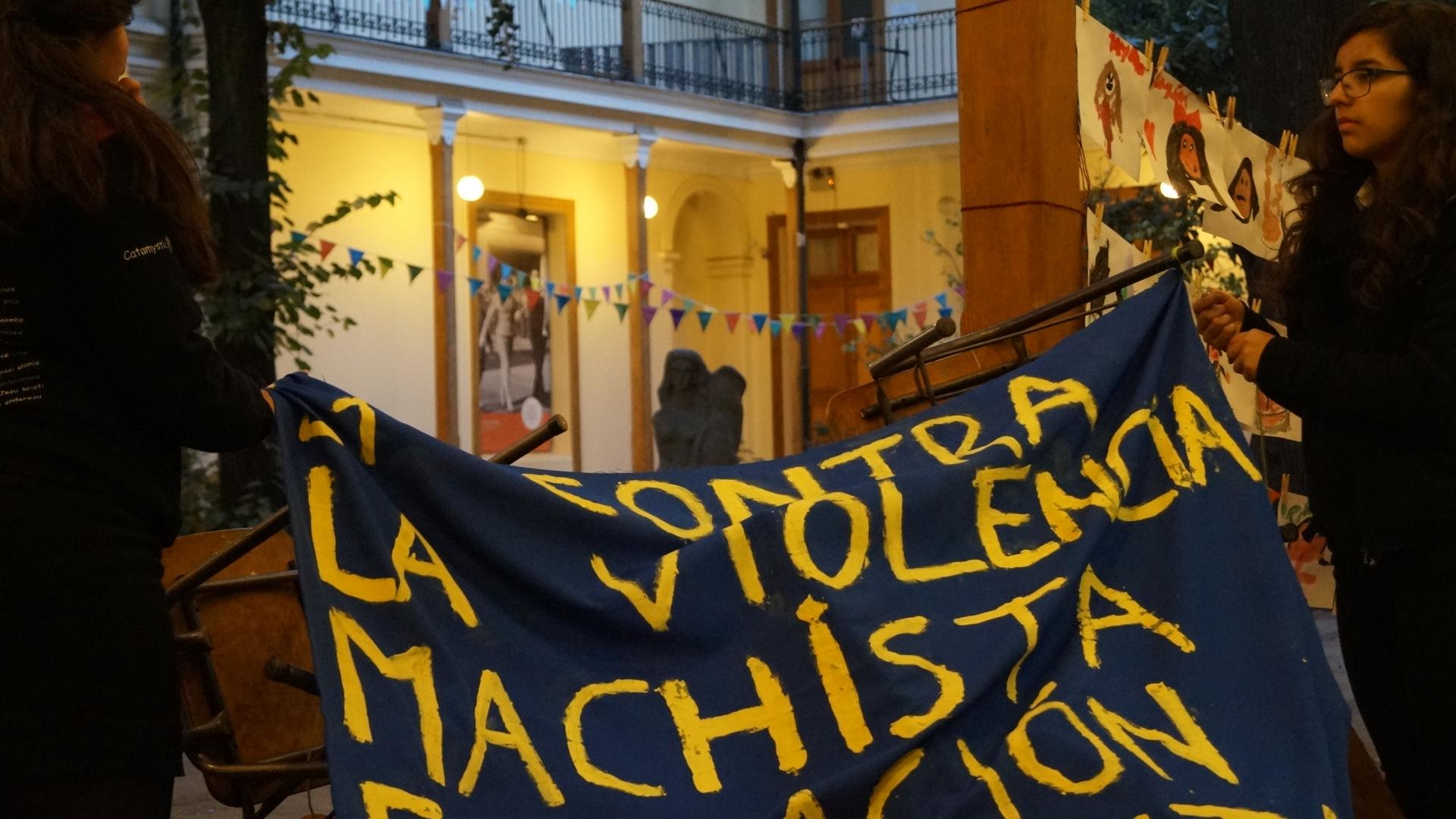 Fotografía de alumnas del Liceo 1 en actividad del Museo de la Educación