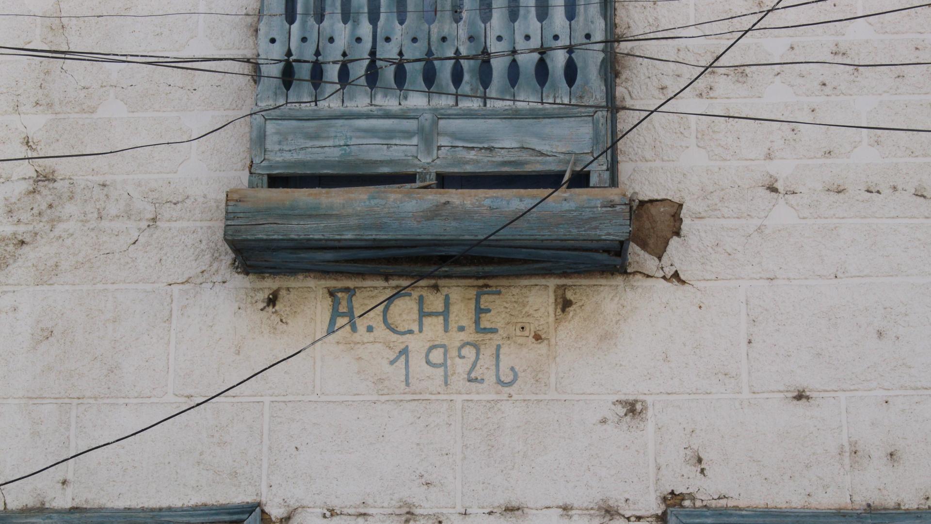 Fachada de una casa de Adobe