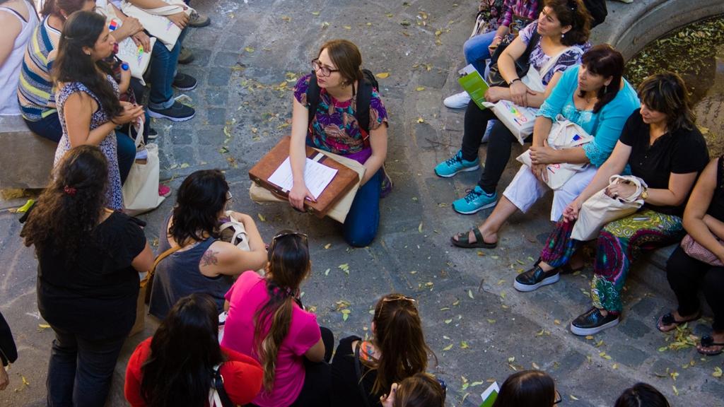 Grupo de profesoras en visita guiada en el Patio de Los Tilos del Museo de la Educación
