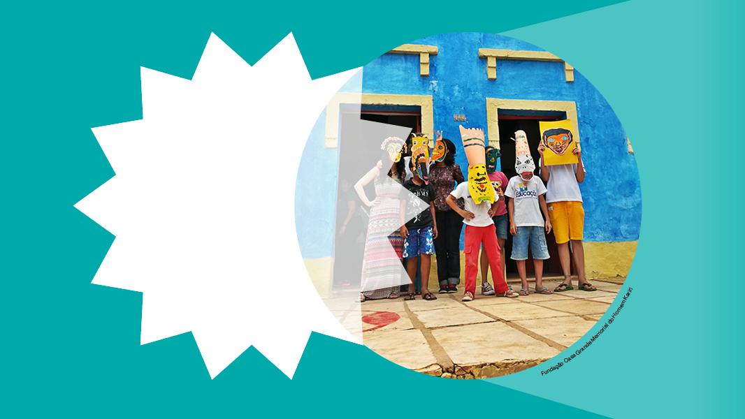 Isotipo del Premio Ibermuseos de Educación e imagen de niños con máscaras
