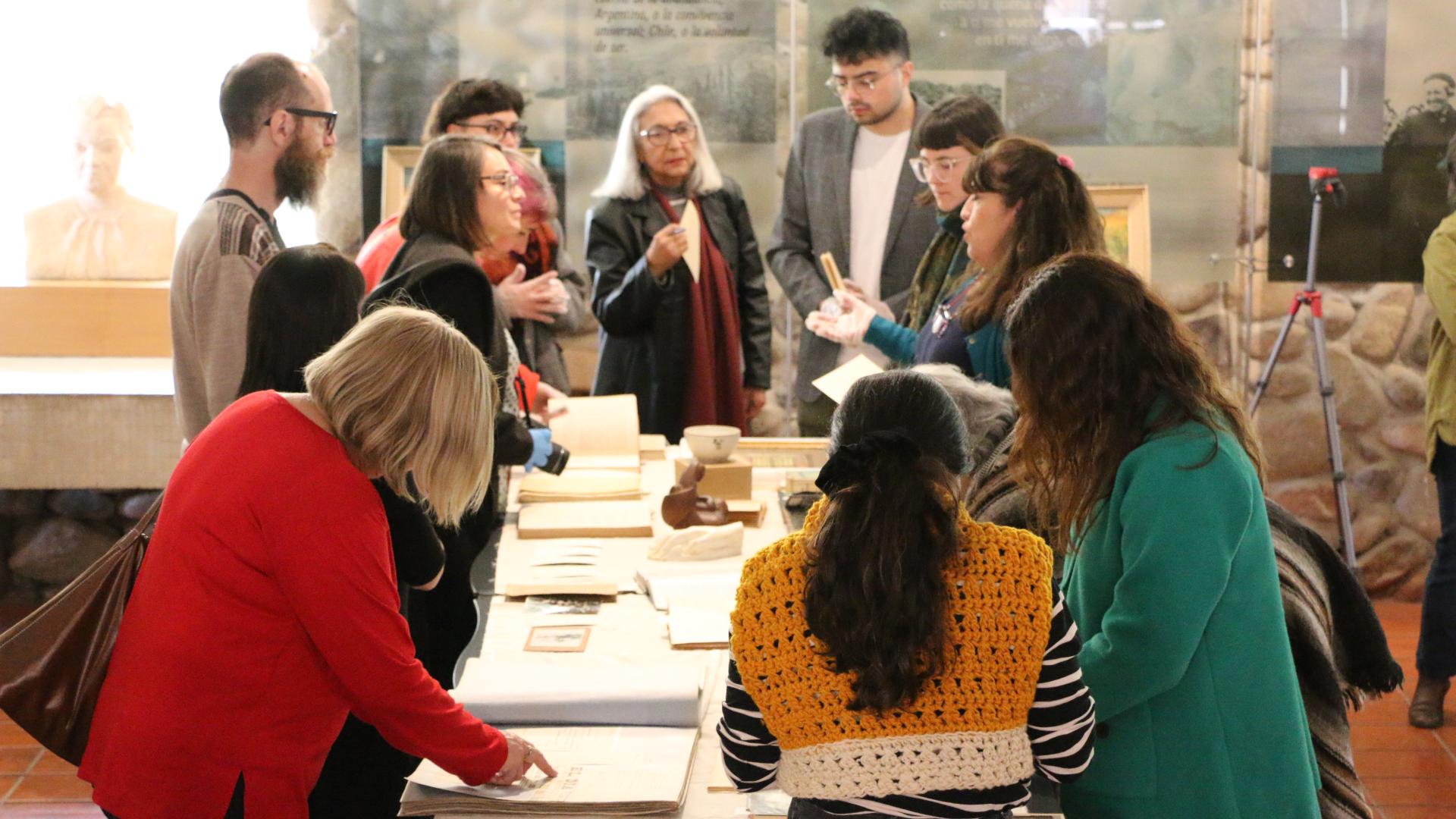 Ejercicio curatorial: alrededor de una mesa llena de objetos antiguos, un grupo de once personas discute