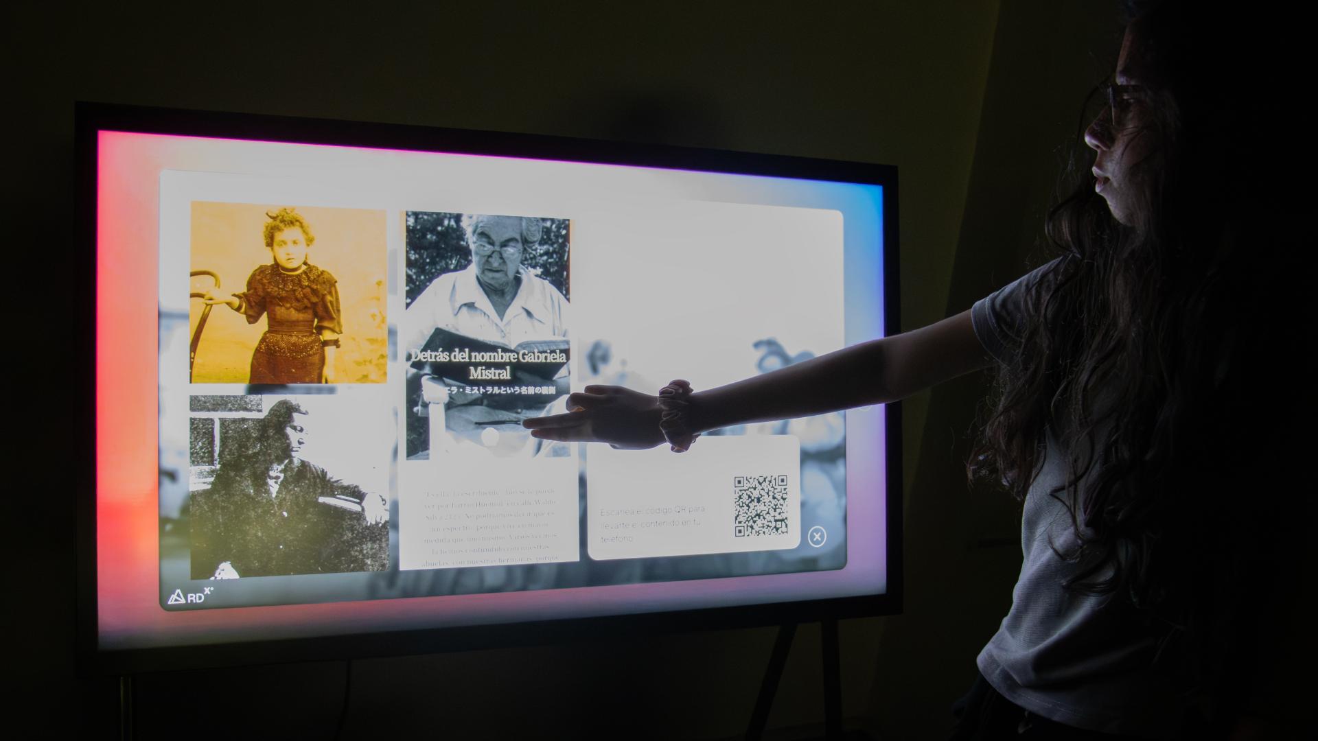 Niña interactuando con pantalla táctil de esta actividad