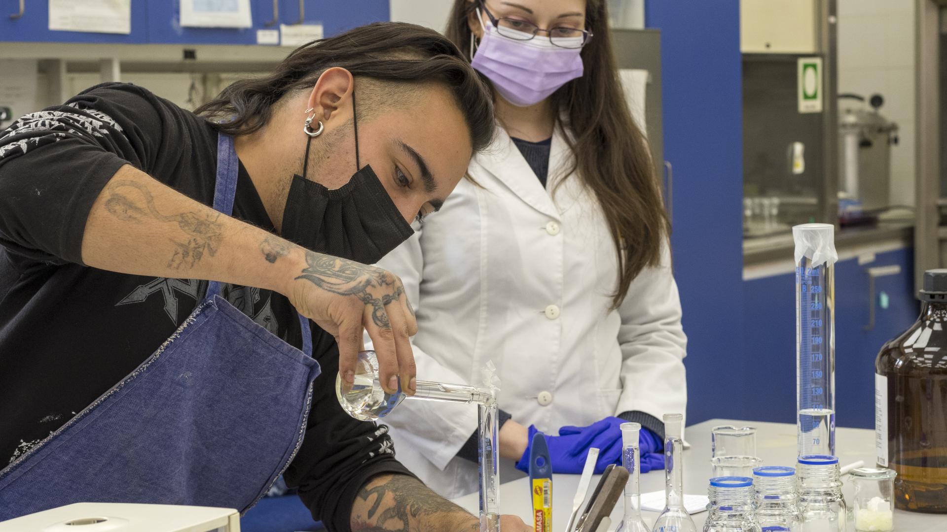 Practicante en la Unidad de Ciencias de la Conservación (Correa, C. 2021. Archivo CNCR).