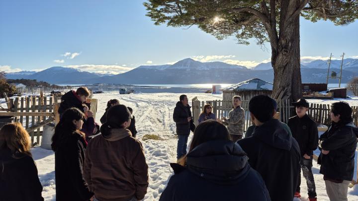 Vecinos de Puerto Williams visitan la Estancia Róbalo durante la celebración del Día de los Patrimonios.