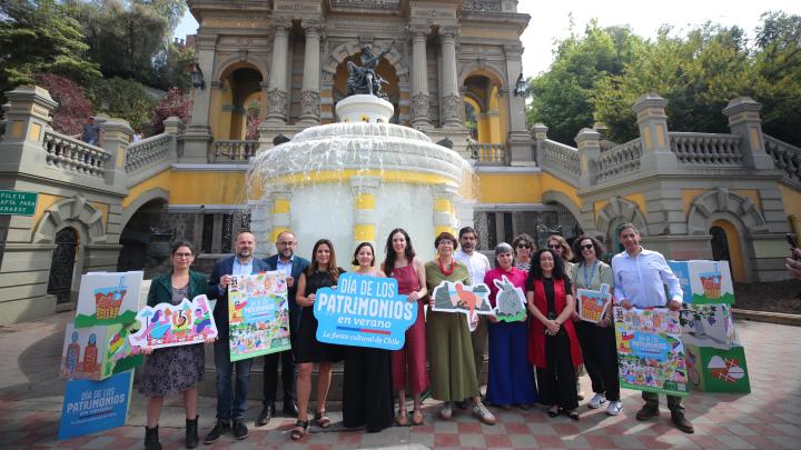 Autoridades de cultura y de organizaciones y espacios patrimoniales en el lanzamiento en el cerro Santa Lucía