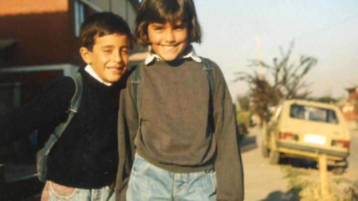Una niña y un niño camino al colegio en Santiago