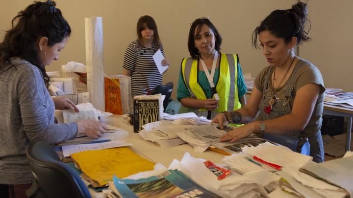 Secado de material en curso de emergencia por agua (Pérez, T. 2018. Archivo CNCR).