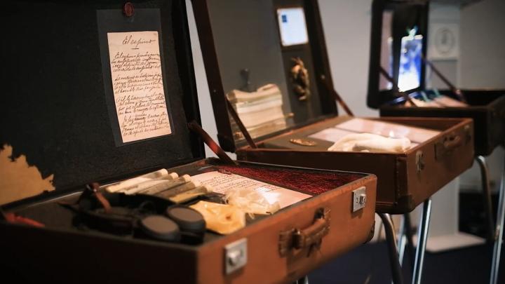 Exhibición itinerante dispuesta en 3 maletas añosas dando a entender que Mistral era una gran viajera por el mundo