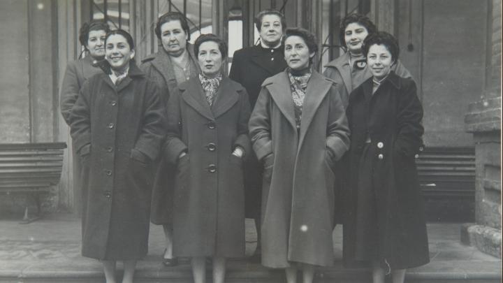 Grupo de profesoras con abrigos
