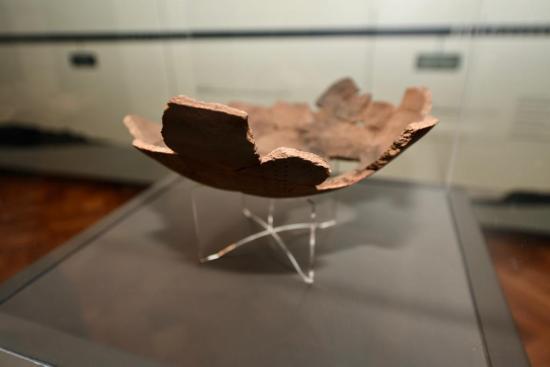 Fragmentos de cerámica adheridos configurando la base de un metawe o vasija del territorio de Renaico. 