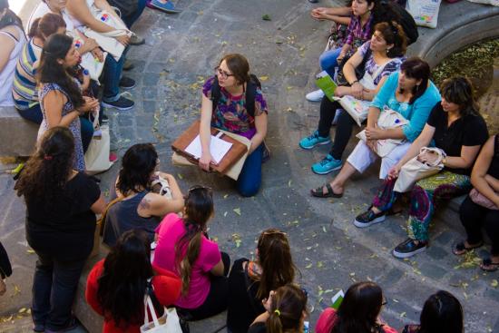 Grupo de profesoras en visita guiada en el Patio de Los Tilos del Museo de la Educación  