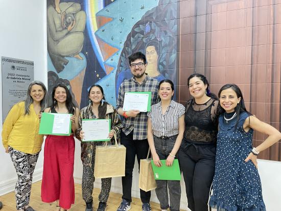 Grupo de pasantes del Museo de la Educación, generación 2023, recibiendo su diploma