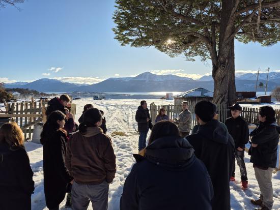 Vecinos de Puerto Williams visitan la Estancia Róbalo durante la celebración del Día de los Patrimonios.