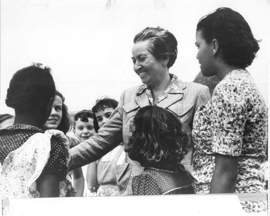 Gabriela Mistral, junto a un grupo de niñas en brasil