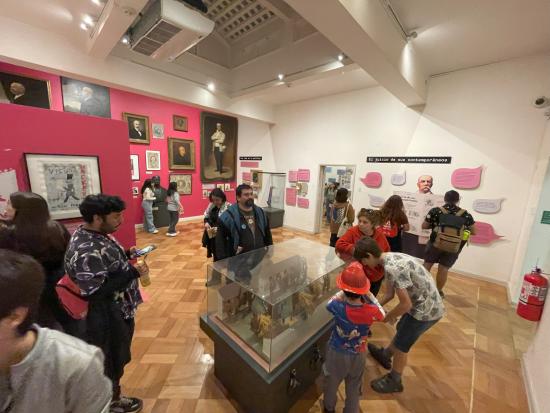 Visitantes recorren el interior del Museo Ciudadano Vicuña Mackenna