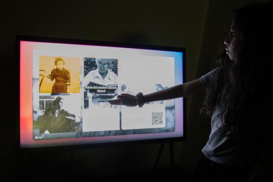 Niña interactuando con pantalla táctil de esta actividad