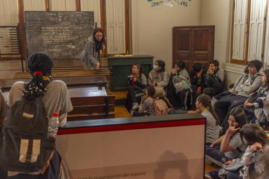 Grupo de estudiantes en la exhibición permanente