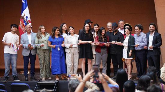 Grupo de personas cortando la cita en inauguración del Museo Regional de Atacama