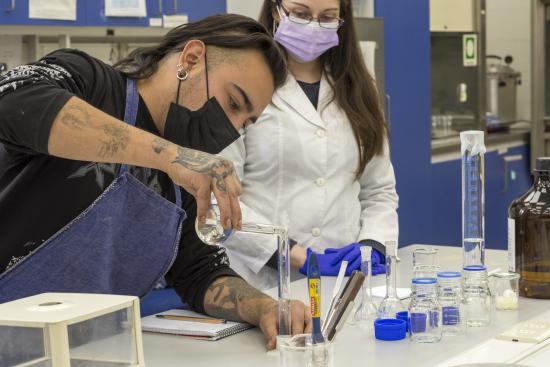 Practicante en la Unidad de Ciencias de la Conservación (Correa, C. 2021. Archivo CNCR).
