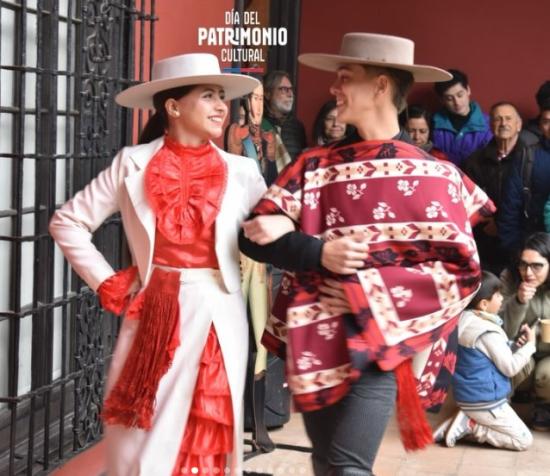 Pareja de huasos en el paseo de la tradicional cueca