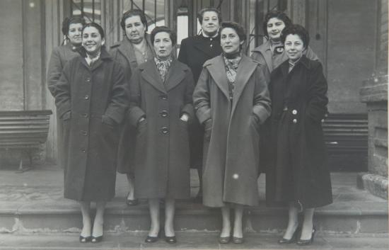 Grupo de profesoras con abrigos