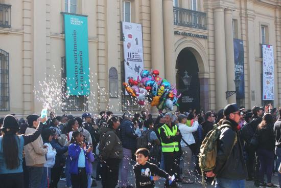 Asistentes al Día del Patrimonio 2026 en el frontis del Museo Histórico Nacional