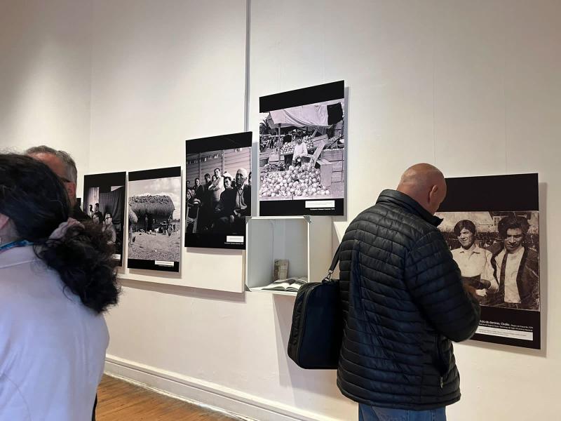 Asistentes en la exposición "A desalambrar. Testimonios de una reforma".