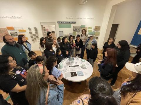 Vsitantes en la sala del Museo