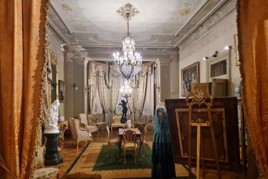 Sala de Exhibición permanente Salón Dorado, con daños por filtración de humedad en muros, papeles murales, pinturas de cielos y molduras. Salón Dorado, Sala de Época de la Exhibición Permanente del MRM