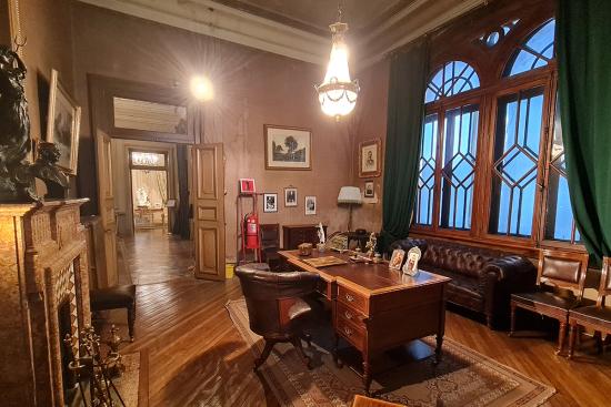 Sala de Exhibición permanente, Escritorio Mauricio Braun con daños por filtración en muros, papeles murales, pinturas de cielos y molduras. Escritorio Mauricio Braun, Sala de Época de Exhibición Permanente MRM.