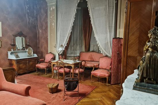 Sala de Exhibición permanente Dormitorio Principal, con daños por filtración de humedad en muros, papeles murales, pinturas de cielos y molduras. Dormitorio Principal de las Salas de Época de la Exhibición Permanente del MRM